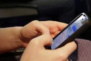 U&ccedil;aklardaki cep telefonu yasağı kaldırıldı