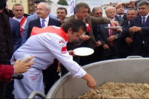 "En B&uuml;y&uuml;k Mengen Pilavı"nın tadına baktı