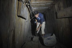 18 t&uuml;nel yıkıldı