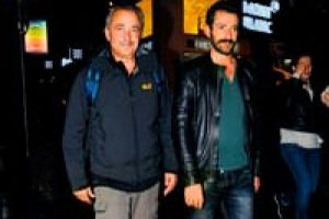 Gazetecilere şemsiyesini vermeye kalktı...