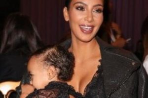 Kim Kardashian bebeğini de kendine benzetti...