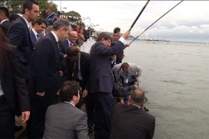 Balık tuttu vatandaşlarla konuştu
