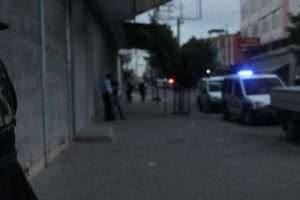 Polise uzun namlulu silahla saldırı