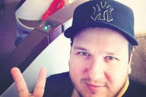 Cem Yılmaz ile Şahan G&ouml;kbakar'ın g&ouml;steriş yarışı...