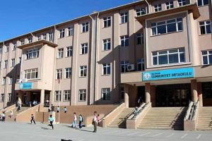Okulu basıp &ouml;ğretmeni bı&ccedil;akladılar