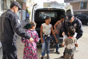 Ara&ccedil;ların &ouml;n&uuml;ne atlayan Suriyeli &ccedil;ocuklara m&uuml;dahale