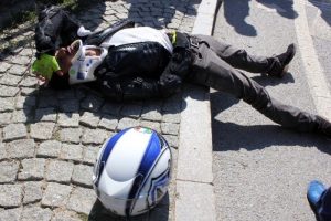 Kadın s&uuml;r&uuml;c&uuml; iki motosiklete &ccedil;arptı