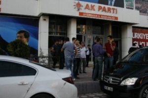 AK Parti Diyarbakır İl Başkanlığına taşlı saldırı