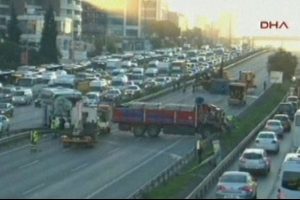 İstanbul'da kaza: D-100 karayolu kapandı