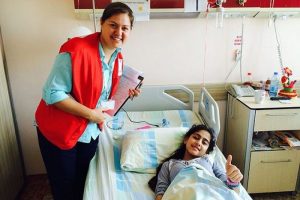 T&uuml;rk Kızılayı Filistinli yaralıların elinden tutuyor