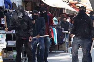 Siyah maskeli &ouml;ğrencilere g&ouml;zaltı