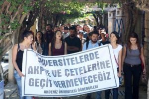 &Uuml;niversitede IŞİD protestosu