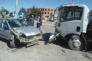 Kahta'da &ccedil;&ouml;p kamyonu ile otomobil &ccedil;arpıştı