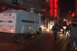 İzinsiz g&ouml;steriye polis m&uuml;dahalesi