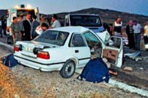 Bayram &ouml;ncesi trafik faciası: 10 &ouml;l&uuml;