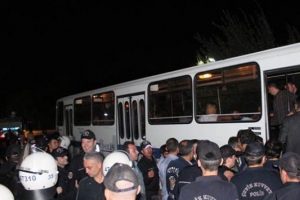 İzmir derbisinde olaylar &ccedil;ıktı: 33 g&ouml;zaltı