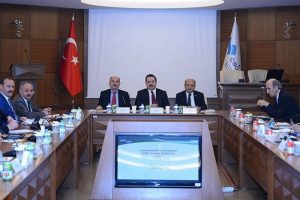 &Ccedil;elik, ila&ccedil; sekt&ouml;r&uuml; temsilcileri ile bir araya geldi