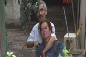 K&ouml;pek g&ouml;men kadını rehin aldı