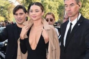 Miranda Kerr'den derin dekolte...
