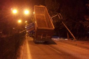 TIR damperi trafik lambalarını s&ouml;kt&uuml;