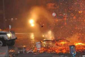Polis karakoluna molotoflu saldırı