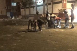 Cezaevini taş yağmuruna tuttular