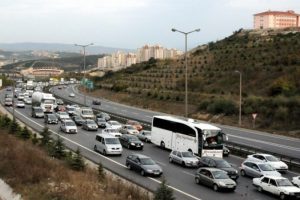Bayram yoğunluğu trafiği fel&ccedil; etti