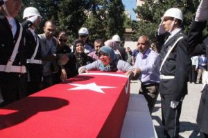 Şehit yakınları bayrama g&ouml;z&uuml; yaşlı giriyor