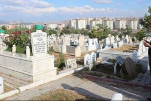 Arife g&uuml;n&uuml; mezarlıklar doldu taştı