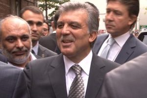 Abdullah G&uuml;l kurbanını bağışladı...