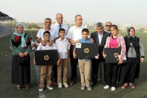 Kaymakam'dan başarılı &ouml;ğrencilere 'laptop'