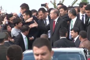 Cumhurbaşkanı anne ve babasının mezarında