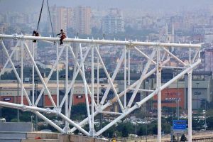 30 metrede baretsiz ve kemersiz &ccedil;alışıyorlar