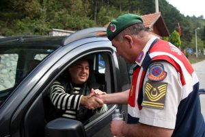 Uludağ yolcularına jandarmadan bayram şekeri