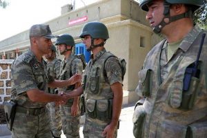 Suriye sınırında askerler bayramlaştı