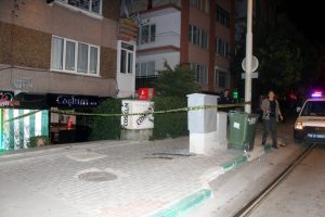 Gece kul&uuml;b&uuml;ne mermi yağdırdı: 1 yaralı