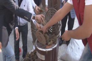 Nazlıaka'nın evinin &ouml;n&uuml;nde "tezekli" eylem