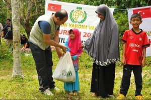 Yoksullar T&uuml;rkiye'nin yardımlarıyla sevindi
