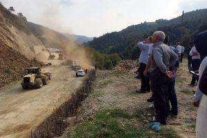 Bursa'da y&uuml;rekleri ağza getiren heyelan
