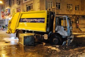 G&ouml;steri yapan grup &ccedil;&ouml;p kamyonunu ateşe verdi...
