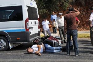 Motosikletle &ccedil;arptı, i&ccedil; kanamadan &ouml;ld&uuml;