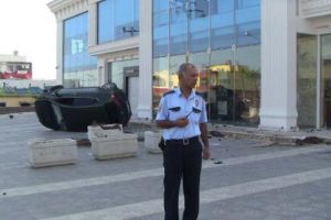 Otomobil durağa daldı!