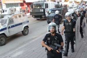 23 kişinin yaralandığı torpil kavgasında 6 g&ouml;zaltı