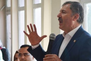 ''Benim Mehmet&ccedil;iğime taş atıyor''