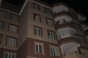 Anne &ccedil;ocuklarını rehin aldı