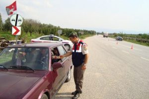 Jandarmadan s&uuml;r&uuml;c&uuml;lere ceza yerine şeker