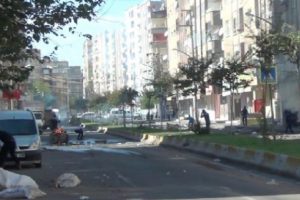 Diyarbakır'da olaylar s&uuml;r&uuml;yor