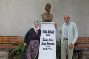 Eşinin heykelini yaptırdı