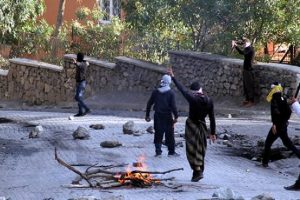Hakkari'de polise taş atan 3 kişi g&ouml;zaltına alındı