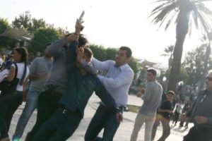 ''IŞİD'' eyleminde polisin silahını aldı ve...